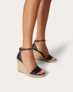 DOUBLE ROCKSTUD GRAINY CALFSKIN WEDGE SANDAL 105 MM - Image 2